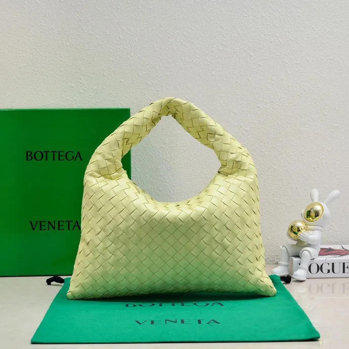 Batch 1860 #Bv new small HOP bag, the bag body and handles are made of a whole piece of woven leather. The bag body is soft and lazy. Hop symbolizes the praise of innovation and eternal craftsmanship [love]. The pyramid silhouette combines practicality and fashion. It is modern and casual. The double-sided closure design of the bag mouth is more convenient and safe! The cowhide texture also makes the bag more wear-resistant and durable. A must-have for fashionable ladies who like minimalism yet comfortable and casual! Size: 41x20.5x7.5, Model: 3966#